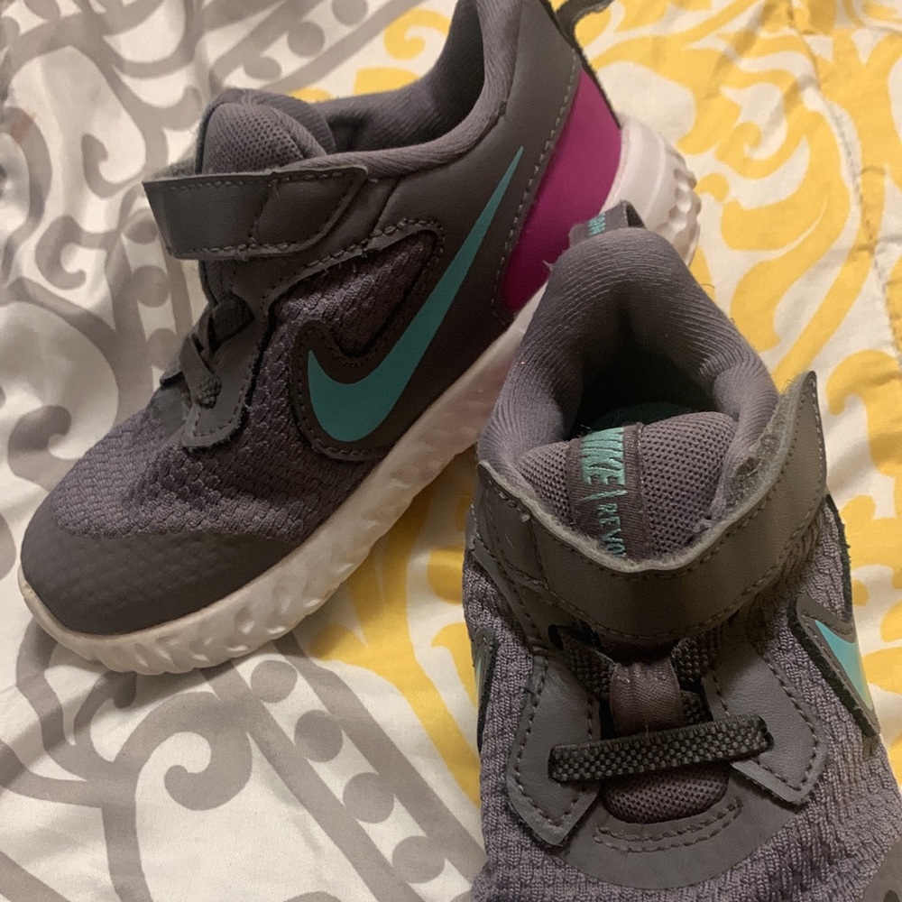 Girls Nike Revolution